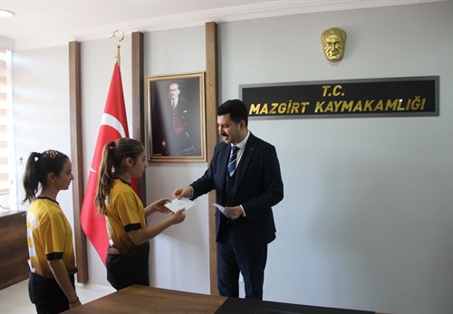 Kaymakamımız Emrah AKDUMAN, İlimizde yapılan yarışmalarla, il birincisi olan öğrencilerimiz ve öğretmenlerimiz ile bir araya geldi.