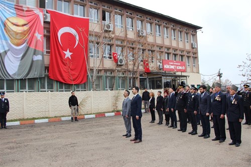 Kaymakamımız Emrah AKDUMAN, 18 Mart Çanakkale Zaferi ve Şehitleri Anma Günü kapsamında düzenlenen Çelenk Sunma Töreni'ne katıldı.