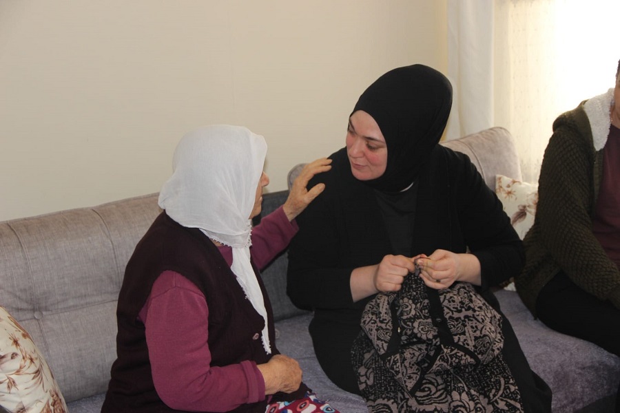 Kaymakamımız Sayın Necdet UÇAR ve eşi Ayşe Tuba UÇAR Hanımefendi Deprem Nedeniyle İlçemizde Bulunan Depremzede Vatandaşlarımıza Ziyarette Bulundular